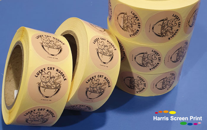 Round stickers on rolls printed with a gloss finish